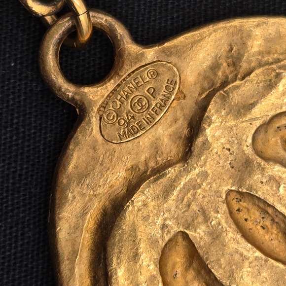 #25 Chanel Preloved CC Gold Medallion Brooch - Picture 15 of 16